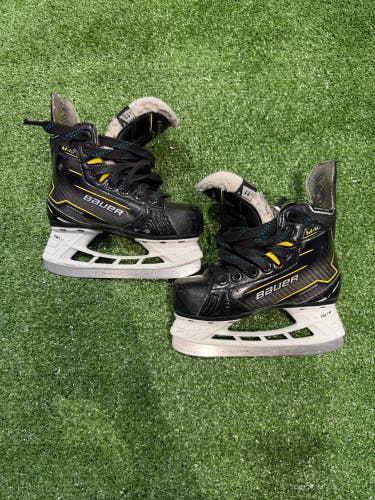 Youth Bauer Supreme M40 Hockey Skates Regular Width 11 (Used)