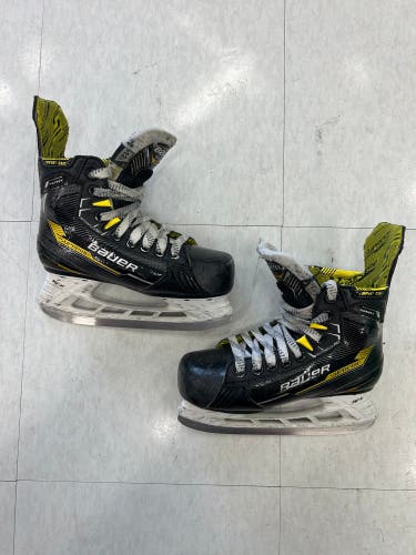 Youth Bauer S22 Supreme Matrix (SMU) Hockey Skates | Size Y13.5