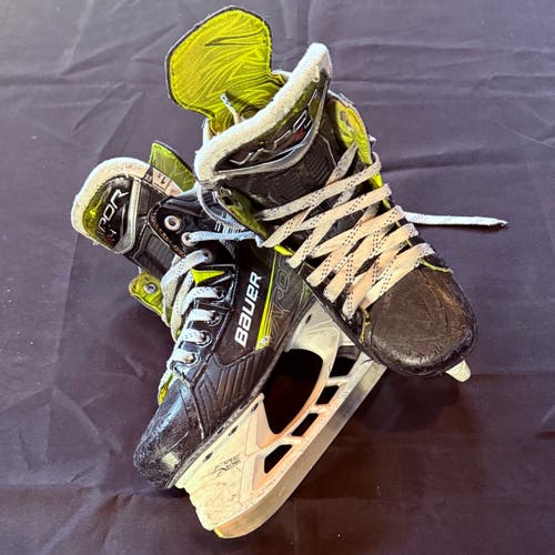 Black/Yellow 2023 Bauer Vapor X4 Hockey Skates EE Extra Wide Width Size 1.5 (Used)