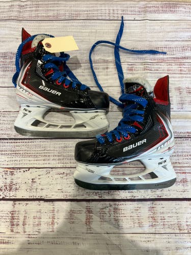Junior Bauer Vapor Fly30 Hockey Skates Extra Wide Width Size 2.5 (Used)