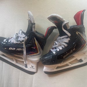 2025 Bauer Vapor Flypro Hockey Skates Size 4 (Used)
