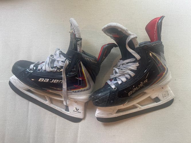 2025 Bauer Vapor Flypro Hockey Skates Size 4 (Used)
