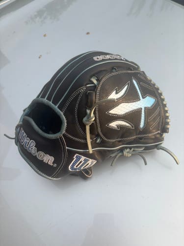 2025 Wilson A2000 RH Pitcher's Baseball Glove 12" (New)