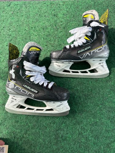 Junior Bauer Vapor 3X Hockey Skates (Regular) Size 3.5 (Used)