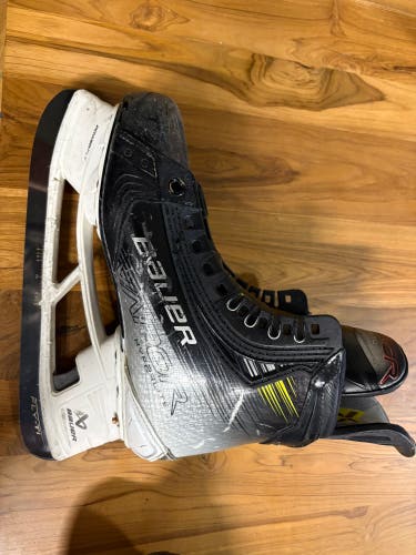 Black/White 2023 Bauer Vapor Hyperlite 2 Hockey Skates Regular Width Size 5 (Used) With Steel