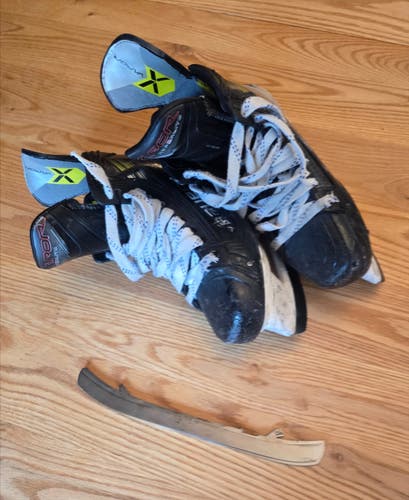 Bauer Vapor Hyperlite 2 Hockey Skates Size 5.5 (Used)