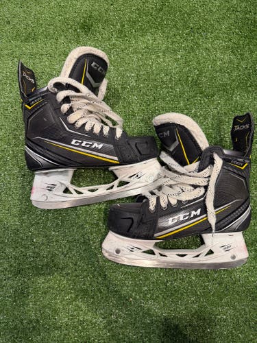 Junior CCM Tacks 9080 Hockey Skates Regular Width Size 4 (Used)