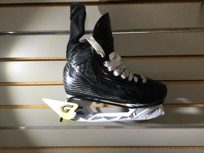 True Pro Custom Hockey Skates Regular Width Size 6 (Used)