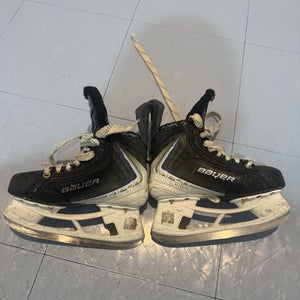 2025 Bauer Vapor Flylite Hockey Skates Size 2 (Used)