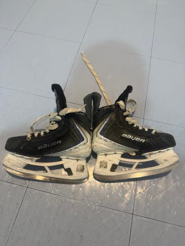 2025 Bauer Vapor Flylite Hockey Skates Size 2 (Used)