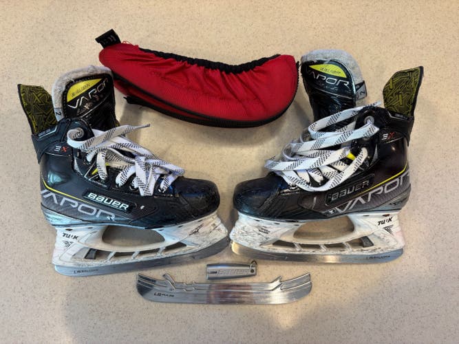 Bauer Vapor 3X Hockey Skates Regular Width Size 2 (Used)