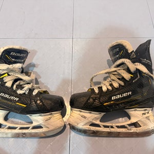 2022 Bauer Supreme M5 Pro Hockey Skates Size 2.5 (Used)