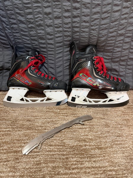 2025 CCM JetSpeed FT8 Pro Hockey Skates Regular Width 7 (Used)