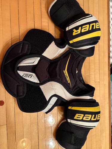 Small Junior Bauer Supreme 150 Shoulder Pads (Used)