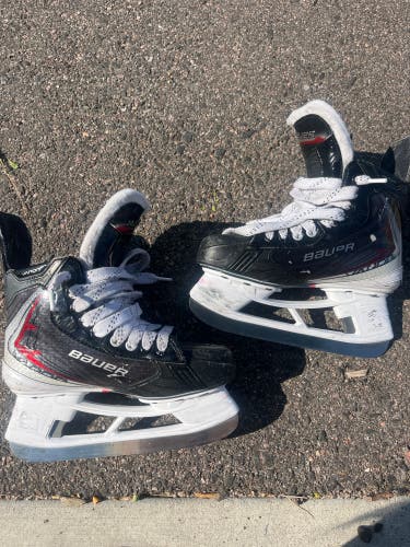 Intermediate Bauer Vapor Fly40 Hockey Skates Size 4 (Used)