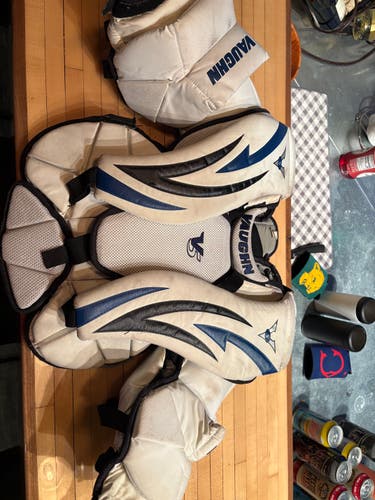 Medium/Large Vaughn Velocity V5 7190 Goalie Chest Protector (Used)
