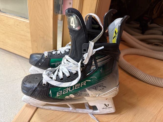 Green 2023 Bauer Vapor Hyperlite 2 Hockey Skates Regular Width Pro Stock 8 (Used)