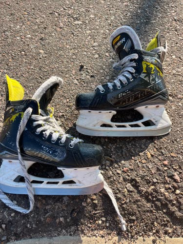 Intermediate Bauer Supreme 3S Hockey Skates Size 4.5 (Used)