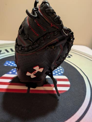 Under Armour Youth Catchers Mitt RHT UACM-100A Black Red Stitch VERY CLEAN
