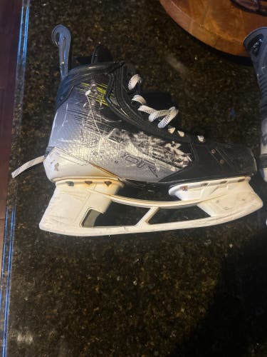 2023 Bauer Vapor Hyperlite 2 Hockey Skates Wide Width 10.5 (Used)
