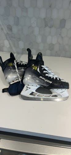 2023 Bauer Vapor Hyperlite 2 Hockey Skates Wide Width 10.5 (Used)
