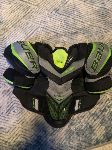 Small Junior Bauer Supreme One.6 Shoulder Pads (Used)