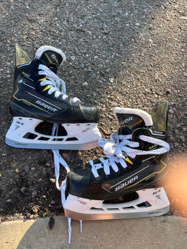 Junior Bauer Supreme M40 Hockey Skates Regular Width Size 3 (Used)