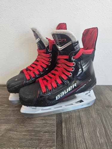 Black 2023 Bauer Vapor X4 Hockey Skates EEE Size 5.5 (Used)