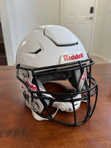 White Youth Medium Riddell SpeedFlex Helmet (Used)