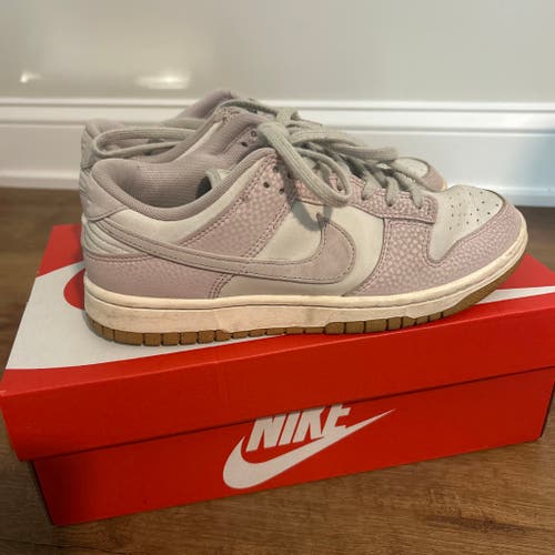 Women's Size M 7.0 (W 8.0) Adult Nike Dunk Low Shoes (Used)