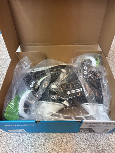 Bauer XLS Hockey Skates Regular Width Size 5 (New)