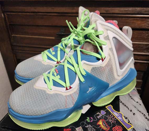 Size M 11.0 (W 12.0) Nike Shoes (New)