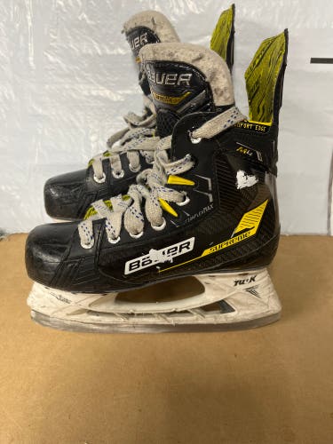 Black 2022 Bauer Supreme M4 Hockey Skates Size 3 (Used)