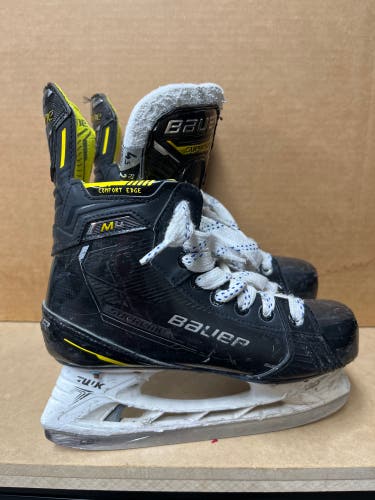 2022 Bauer Supreme M4 Hockey Skates Size 4.5 (Used)