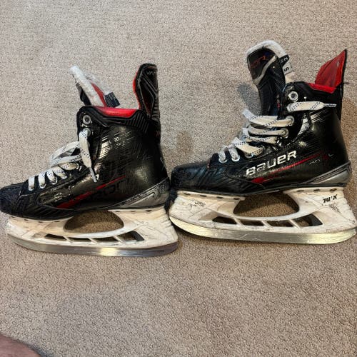 2023 Bauer Vapor X4 Hockey Skates Regular Width Size 5 (Used)