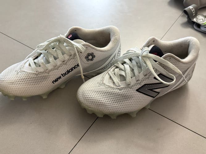 White Men's Size M 7.0 (W 8.0) Adult New Balance Low Top Molded Cleats (Used)