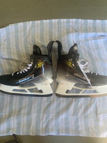 Bauer Vapor Hyperlite 2 Hockey Skates Regular Width 11 (Used)