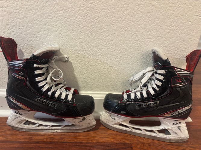 Black Bauer Vapor X2.7 Hockey Skates Regular Width Size 2 (Used)