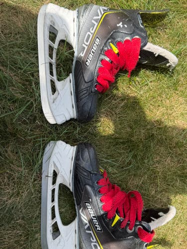 2021 Bauer Vapor 3X Hockey Skates Regular Width Size 2.5 (Used)