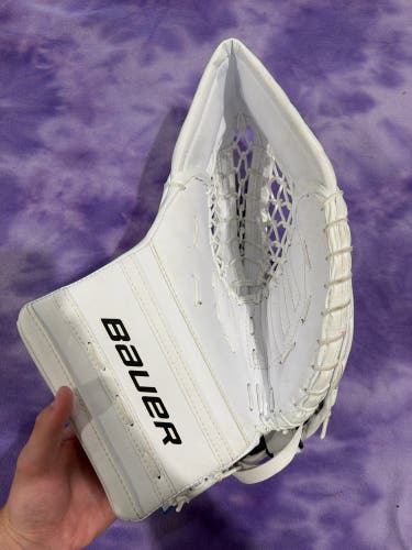 White Intermediate Bauer GSX Goalie Glove Regular (Used)