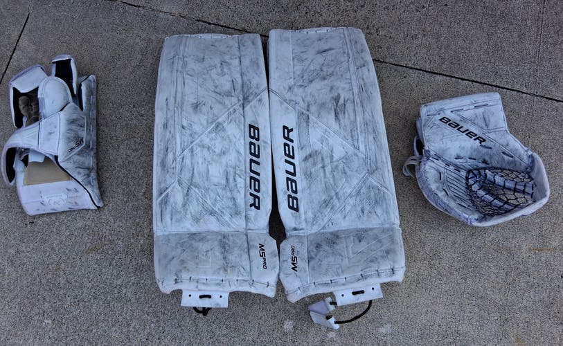 31" INT MEDIUM Bauer Supreme M5 Pro Regular Goalie Full Set (Used)