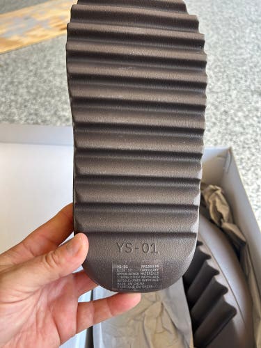 Men's Size 10 Yeezy Slide Sandals - Chocolate with box