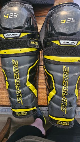 Junior Bauer Supreme S29 12" Shin Pads (Used)