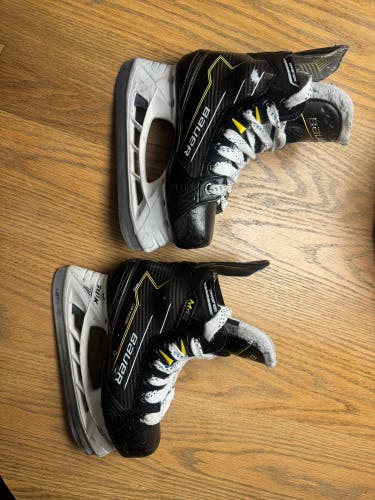 2024 Bauer Supreme M40 Hockey Skates Regular Width Size 1.5 (Used)