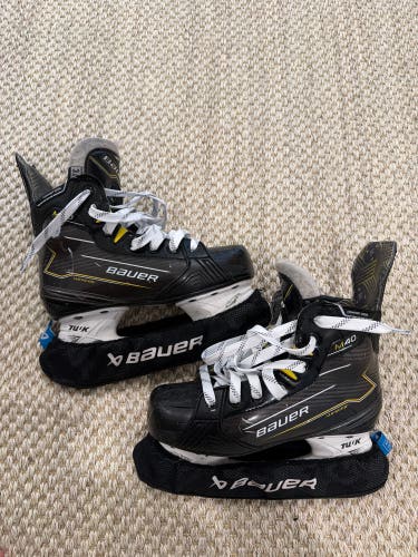 2024 Bauer Supreme M40 Hockey Skates Regular Width Size 3.5 (Used)