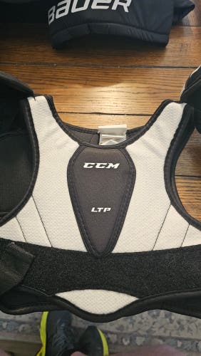 Extra Small / Small Junior CCM LTP Shoulder Pads (Used)