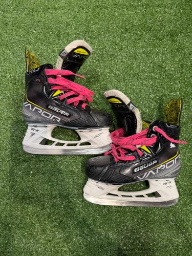 Junior Bauer Vapor 3X Hockey Skates Extra Wide Width Size 1.5 (Used)