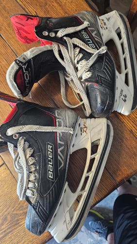 Black/Gray Bauer Vapor X Hockey Skates Regular Width 6 (Used)