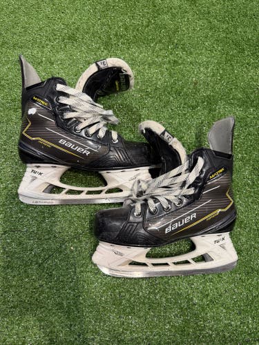 Junior Bauer S24 Supreme Matrix (SMU) Hockey Skates Extra Wide Width Size 3.5 (Used)