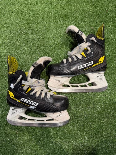 Junior Bauer S22 Supreme Matrix (SMU) Hockey Skates Extra Wide Width Size 2.5 (Used)
